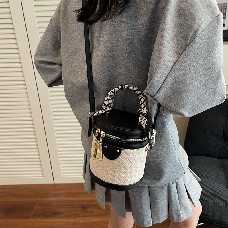 Bolso de cubo portátil de moda de costura de alta calidad para mujer 2025 nuevo estilo rombo tendencia casual simple bolso de mensajero de un solo hombro