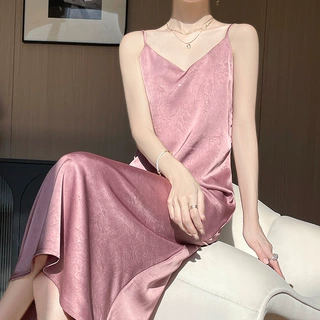 醋酸缎面丝滑吊带连衣裙女2025春新款V领气质时尚感宽松过膝长裙