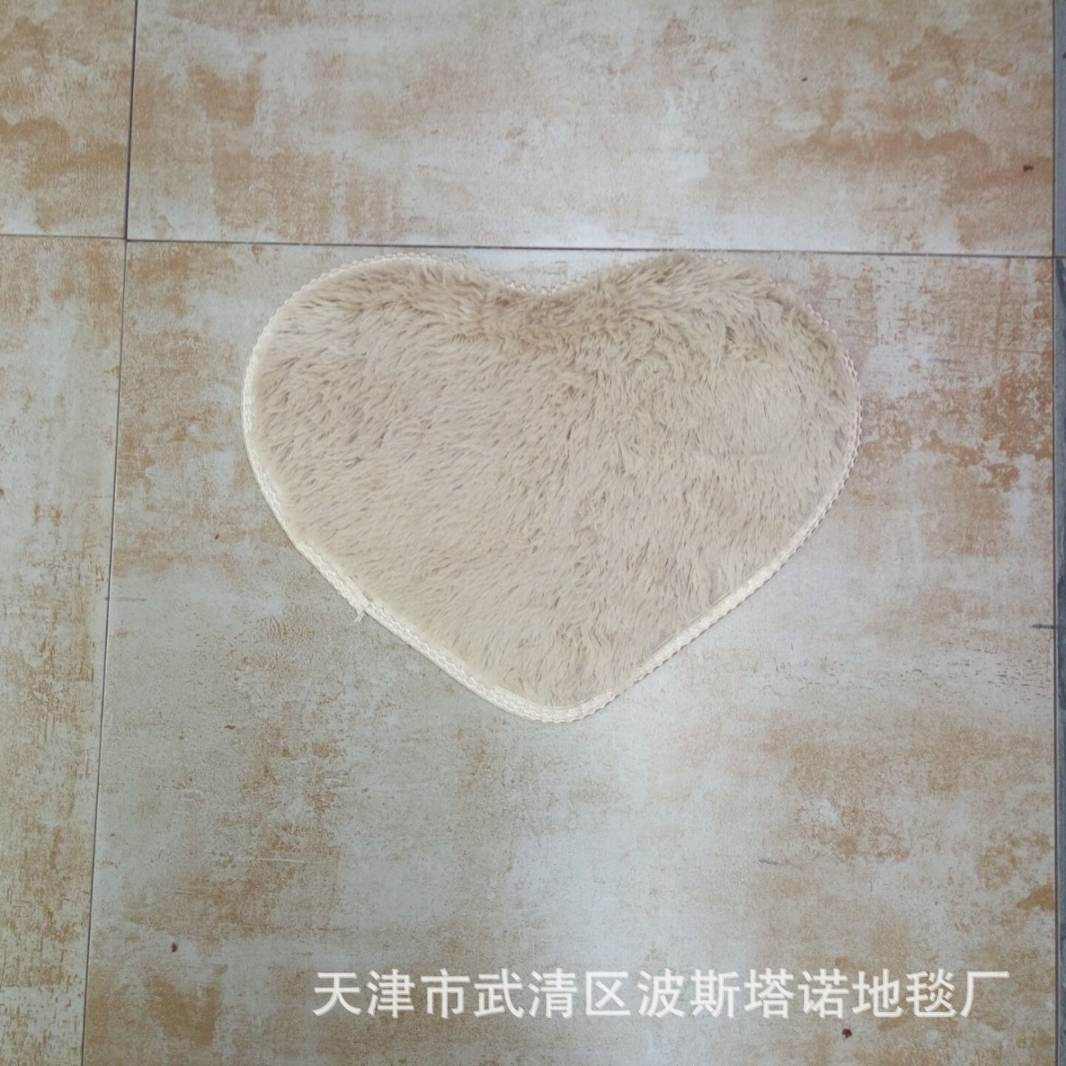 Fábrica al por mayor lavable lana de seda en forma de corazón alfombra de lana corta alfombra de piso adecuado para estera de pie silla Mat estudio dormitorio
