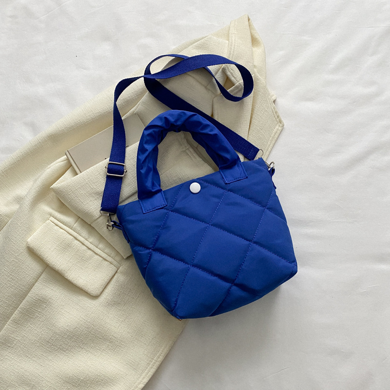 Bolso casual simple francés para mujeres 2023 primavera nueva moda simple bolso de cubo bolso de brazalete bajo mochila