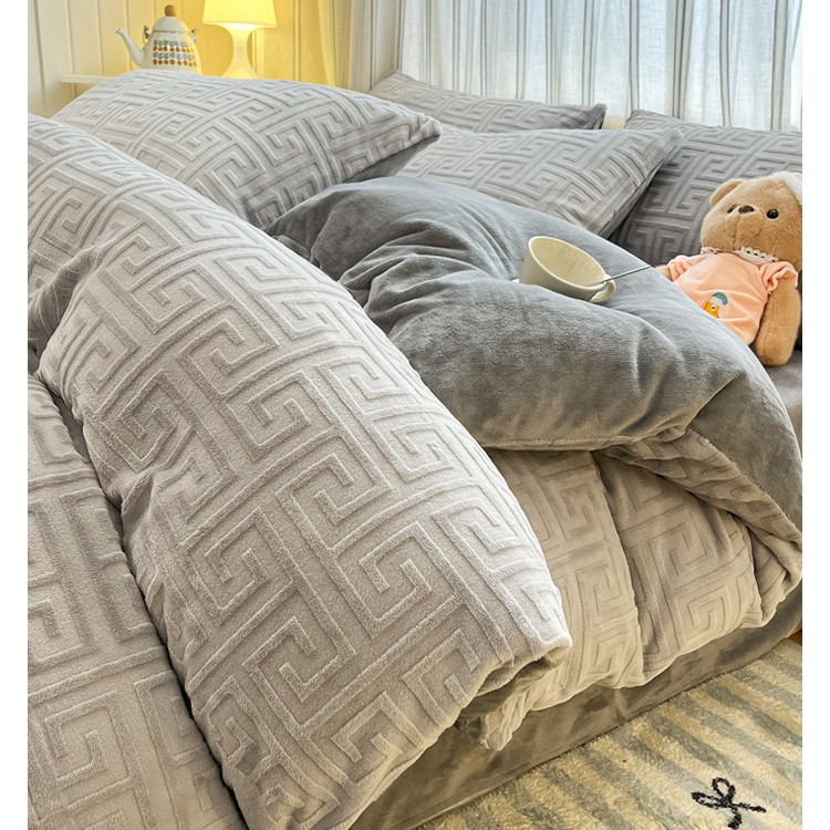 El conjunto de cuatro piezas de terciopelo de leche tallada otoño y invierno engrosado calentamiento 2025 nueva sábanas de terciopelo de coral cubierta de cama de tres piezas