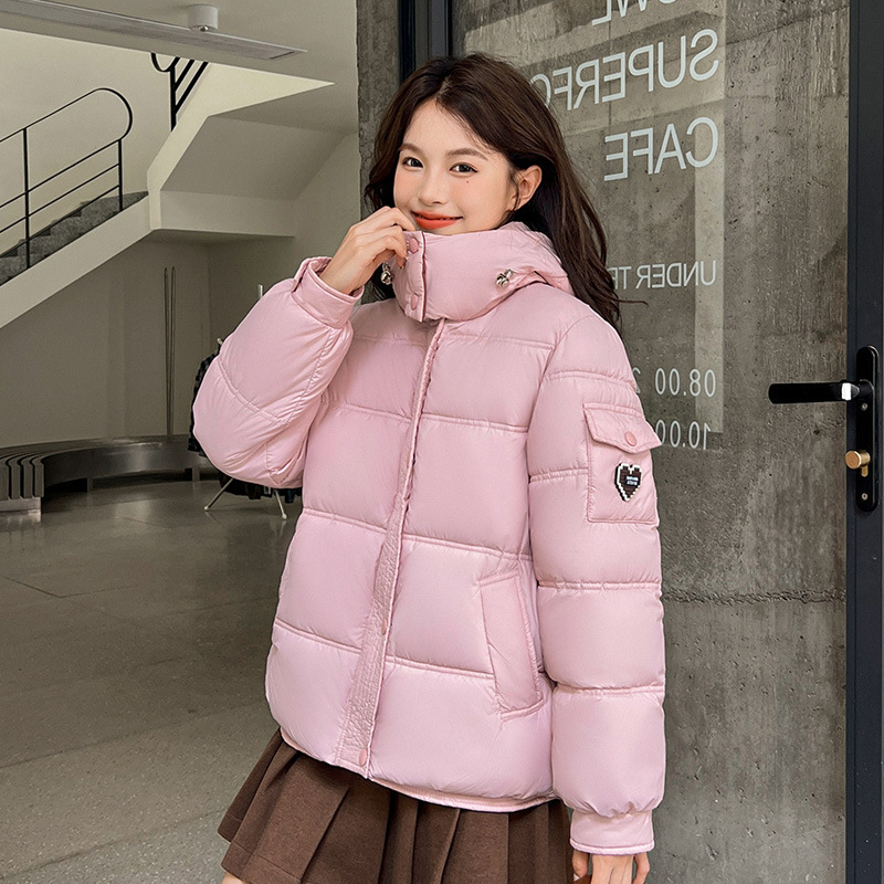 Capa de algodón de pluma corta para mujeres 2024 invierno nueva moda coreana con capuchón de algodón para mujeres color de contraste grueso abrigo cálido