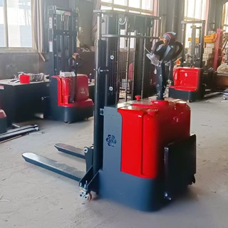 定制站驾式全电动堆高车三节门架可加装辅助轮双油缸站驾式堆高车