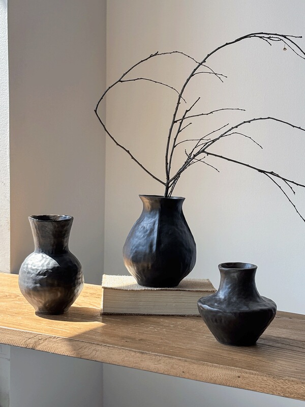 Wabi-Sabi Style Black Small Flower Vase, Ceramic Pot with Small Opening, Handmade Coarse Pottery, Living Room Decoration, Homestay Hotel Ornament, High-End Feel