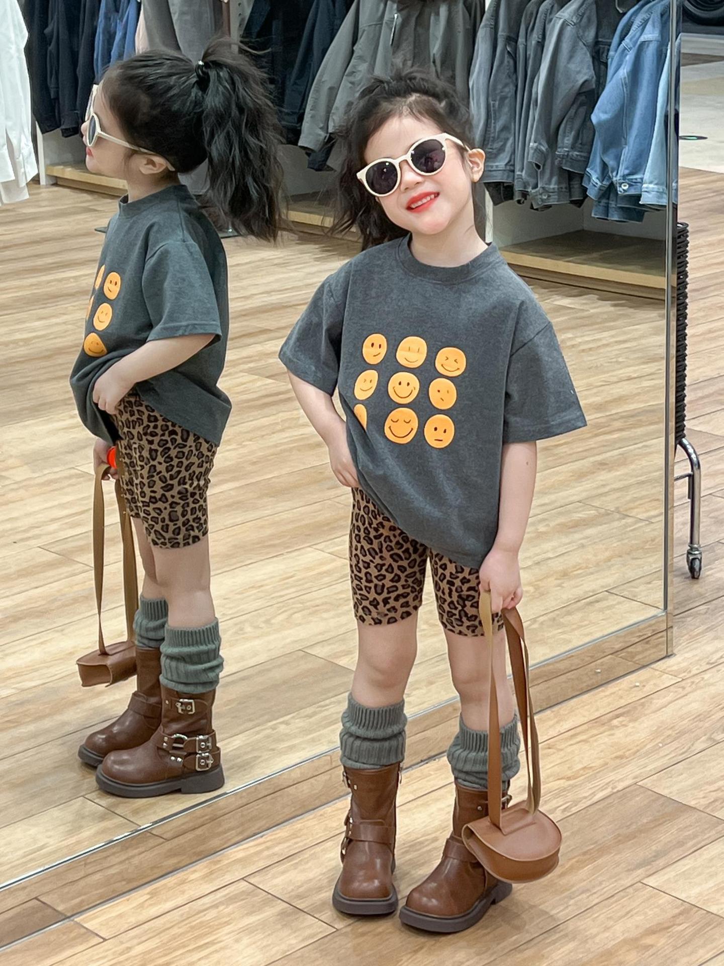 2025 yozgi qiz bola kulkali T-shirt va leopard shoxlar