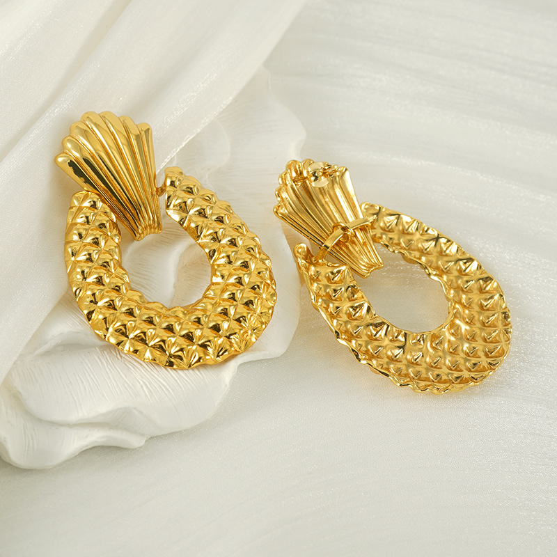 Nuevos pendientes europeos y americanos Diseño hueco creativo Pendientes de gota de agua de piña Pendientes de estilo frío de textura mate Pendientes mujeres