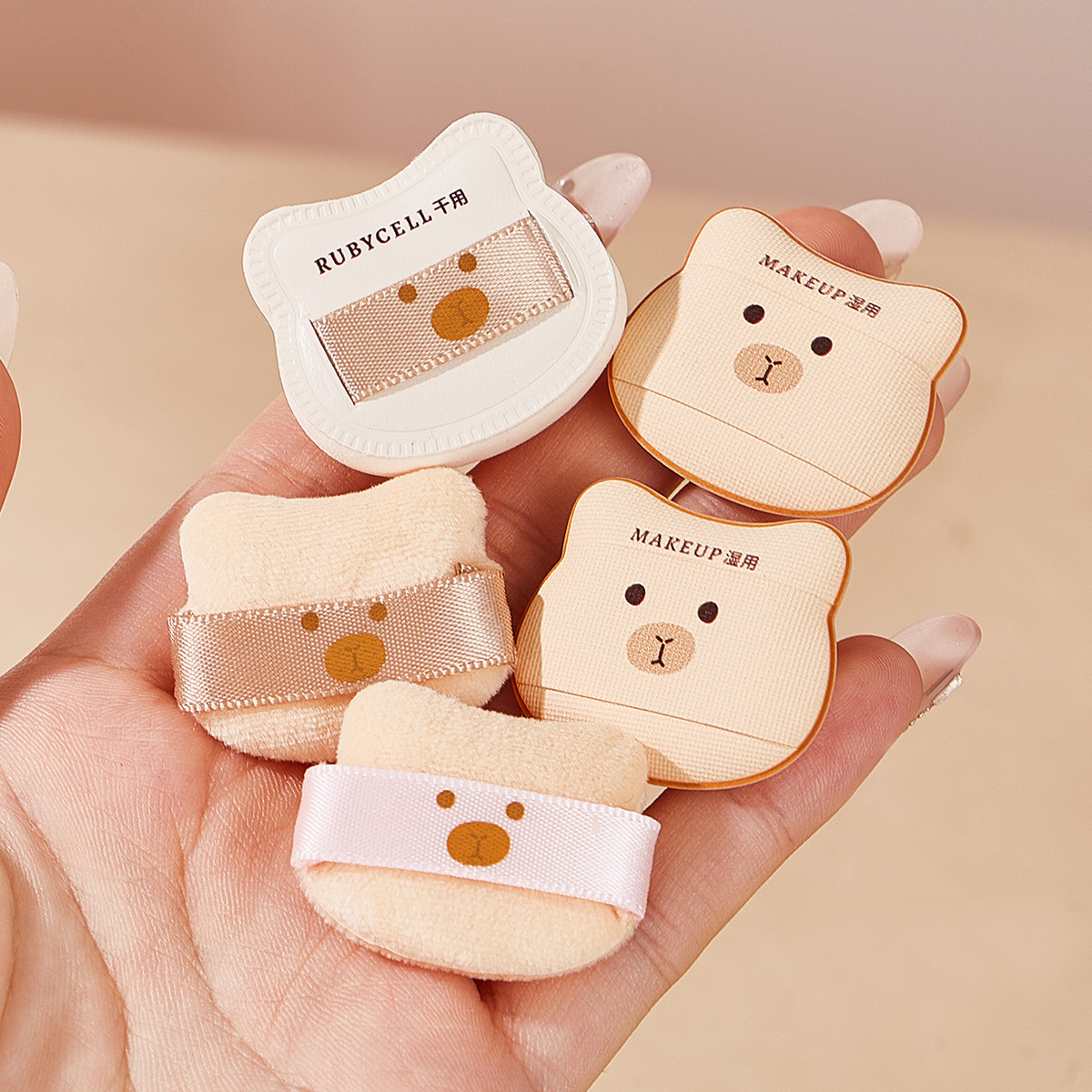GECOMO Peach Bear Moody Cloud Powder Cover Box 5 piezas de flojo para uso seco y húmedo mini polvo de pulgar suave