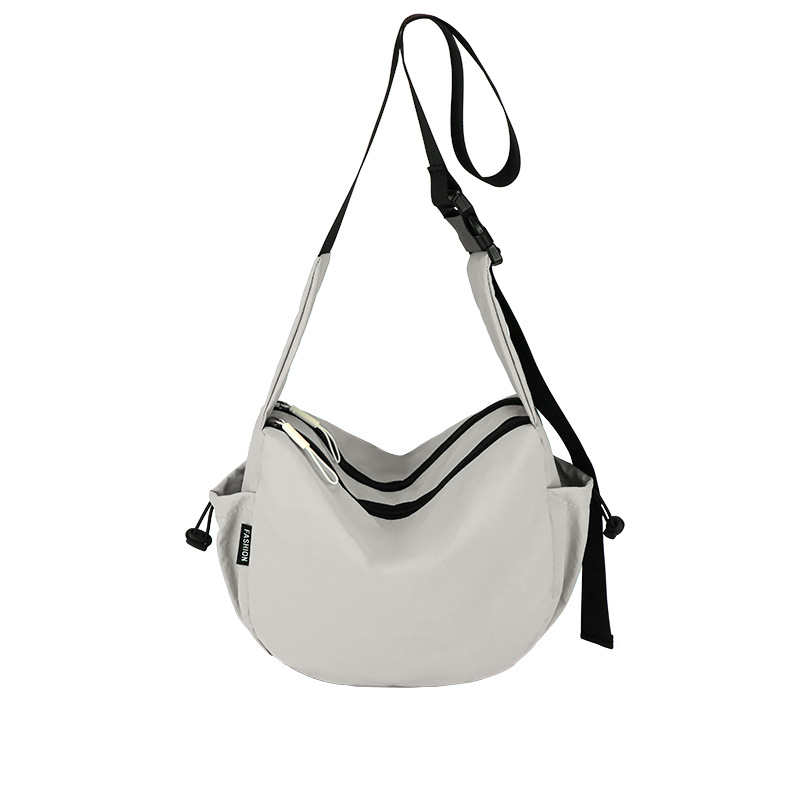 Bolso de lona popular de este año 2025 verano nuevo bolso femenino bolso de hombro de nailon impermeable bolso de mensajero deportivo de ocio