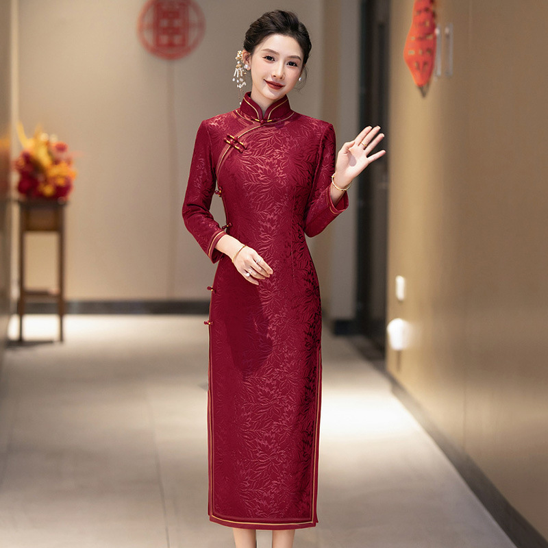 Red Chinese-Style Long-Sleeved Modern Cheongsam Dress for Women, Elegant and Suitable for Mothers and Mothers-In-Law, Wedding Banquet Attire, Autumn and Winter Red Chinese-Style Long-Sleeved Modern Cheongsam Dress for Women, Elegant and Suitable for Mothers and Mothers-In-Law, Wedding Banquet Attire, Autumn and Winter