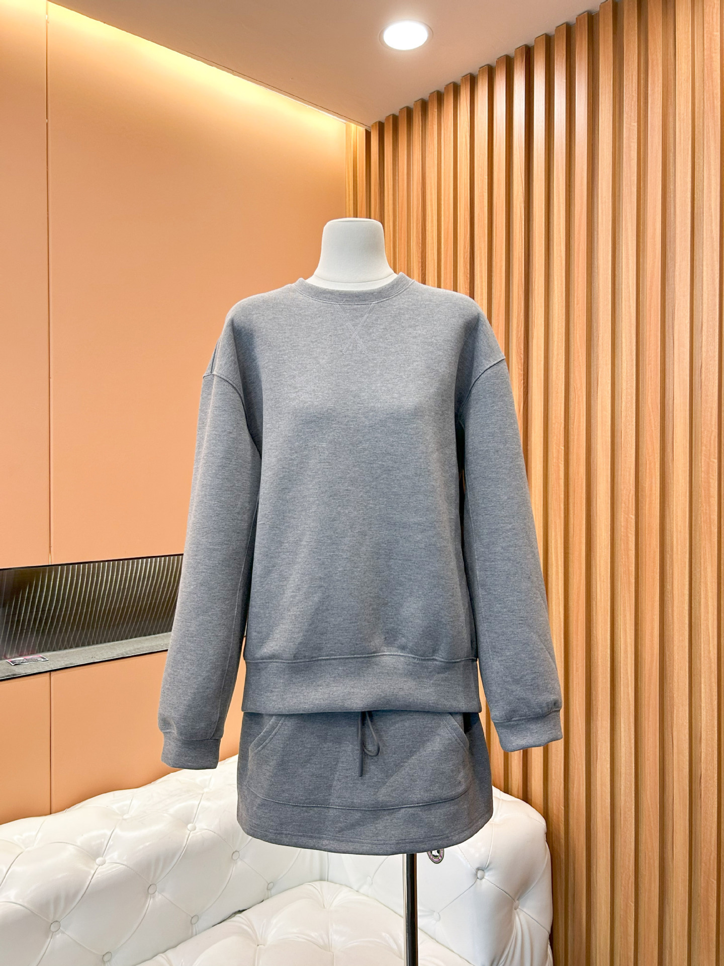 Moda de mujer, una forma de vestido corto de mujer, 24 nuevo otoño, abrigo de manga larga de cuello redondo, suéter de estilo americano de Guangzhou image 4