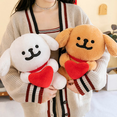 愛の線の犬は金のおもちゃのぬいぐるみのぬいぐるみのバラの子犬の公仔のネットの赤い服に座って枕の誕生日のプレゼントの女の子を抱きます。