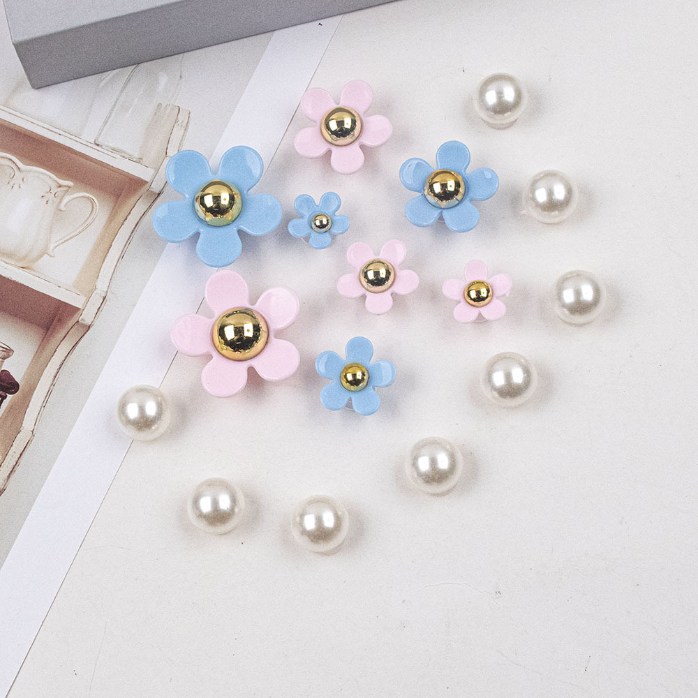 Resina artificial Flor de Oro núcleo de cinco pétalos accesorios de flores DIY agujero zapatos zapato hebilla joyería hebilla Margarita perla conjunto