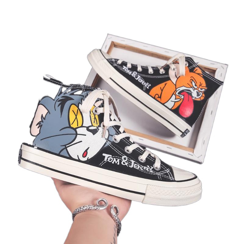 Zapatos de hombre caliente zapatos de skate 2025, cuatro temporadas nuevas zapatos de lona de gato y ratón de alta altura, tendencia de moda casual para hombres.