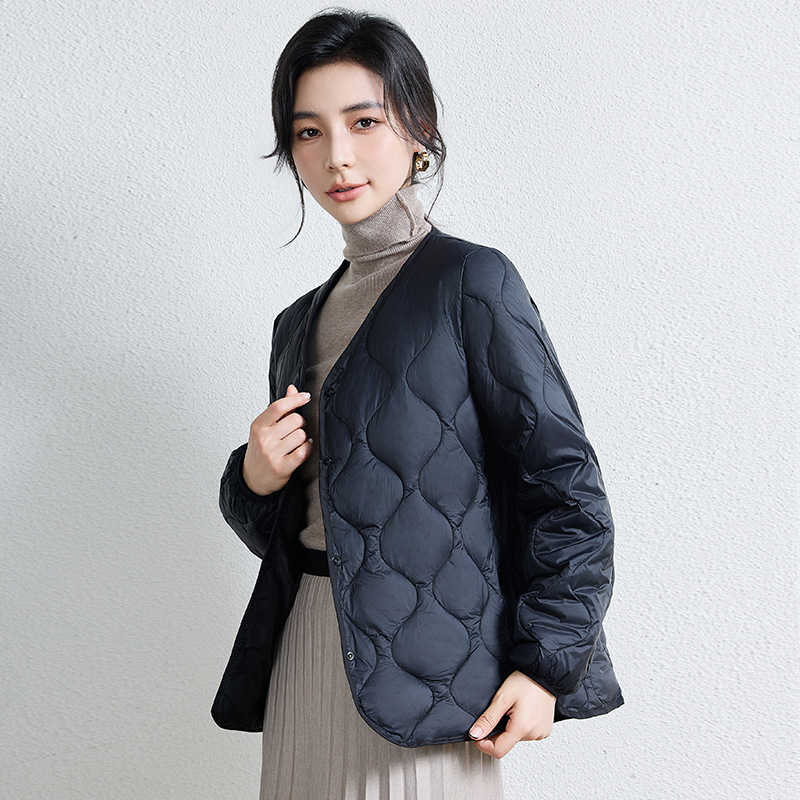 Short-length cotton-padded coat with inner lining, new style for autumn and winter, 2026, lightweight down-filled cotton-padded jacket, warm and slim fit for mothers.