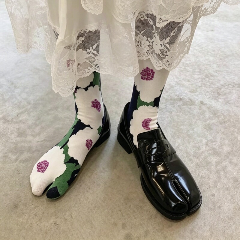 Japanese-Style Two-Toe Split-Toe Socks for Women, Spring and Autumn Retro Jacquard Mid-Calf Cotton Split-Toe Pig's Hoof Socks with Large Floral Patterns, Niche Trendy Style Japanese-Style Two-Toe Split-Toe Socks for Women, Spring and Autumn Retro Jacquard Mid-Calf Cotton Split-Toe Pig's Hoof Socks with Large Floral Patterns, Niche Trendy Style
