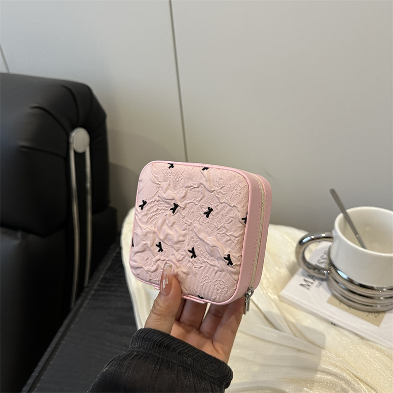 Nicho de diseño bow bolsas de maquillaje mujeres 2025 nuevo collar anillo caja de almacenamiento de joyas bolsa de clasificación de partición