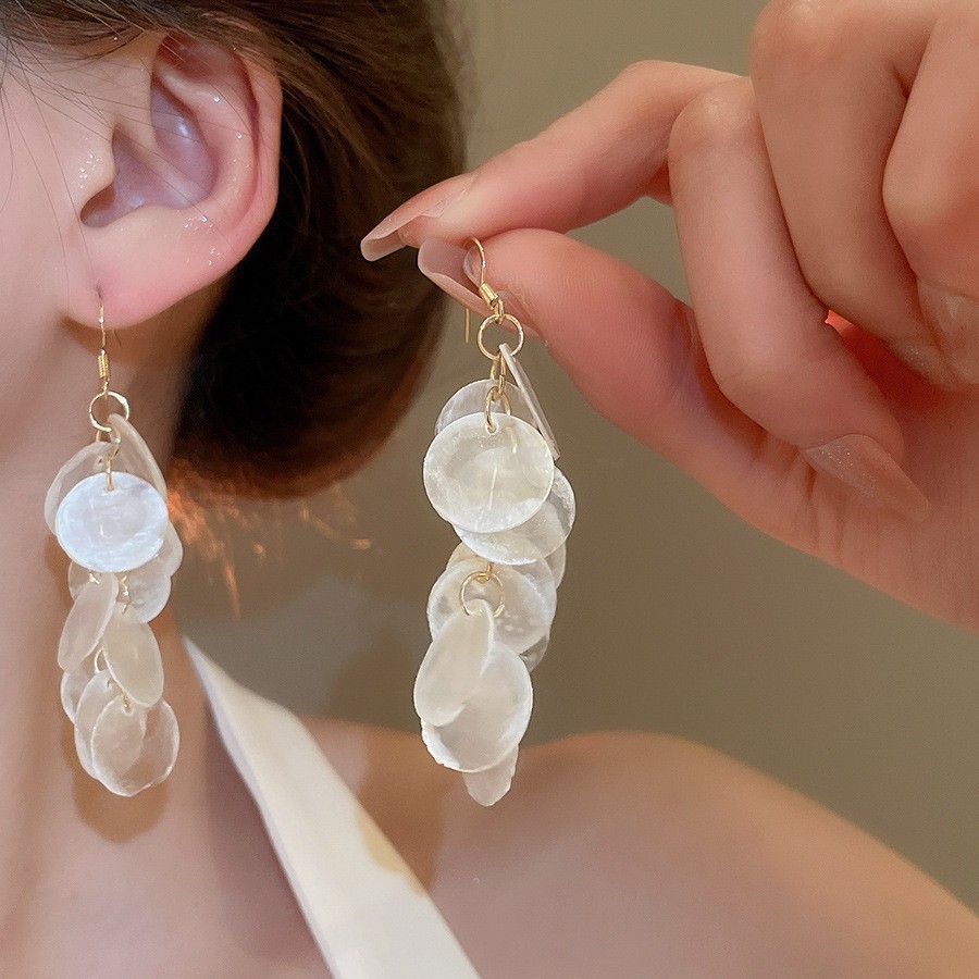 Pendientes de aguja plateados con pétalos de perlas con incrustaciones de diamantes y borlas, pendientes de tuerca de lujo ligeros y de alta gama con un diseño elegante y versátil.