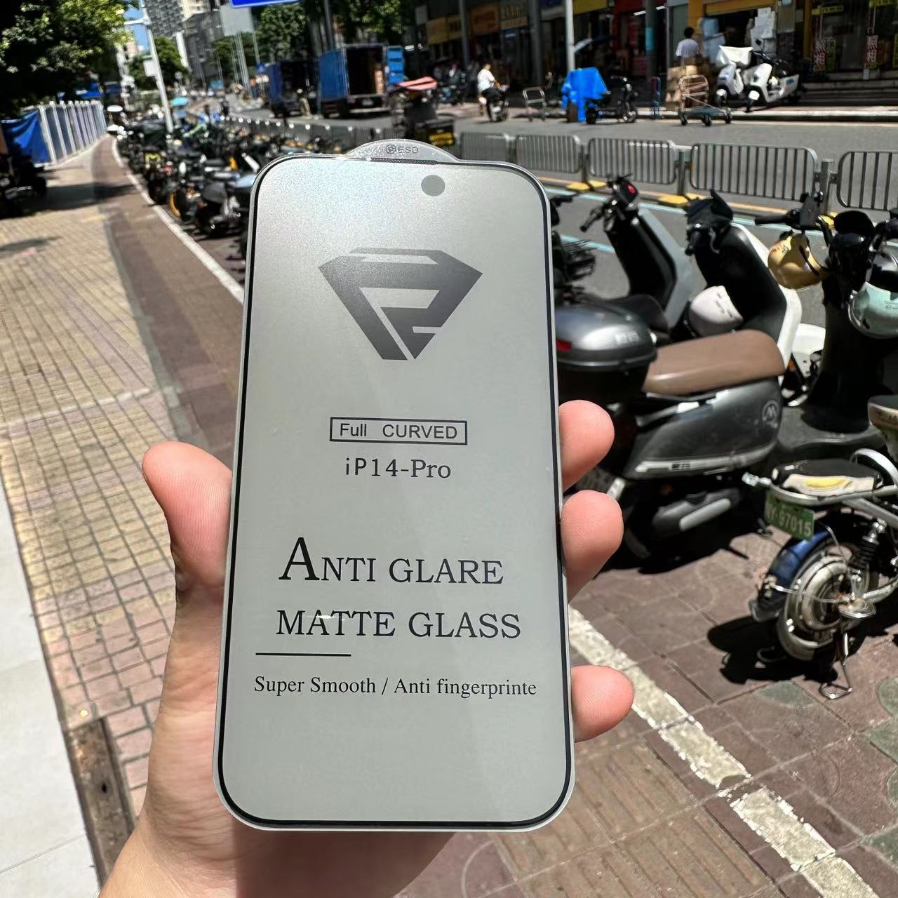 Adecuado para iphone15 pantalla de seda esmerilado alta presión borde transparente 35giPhone15Pro tres película templado fuerte pegatina protectora