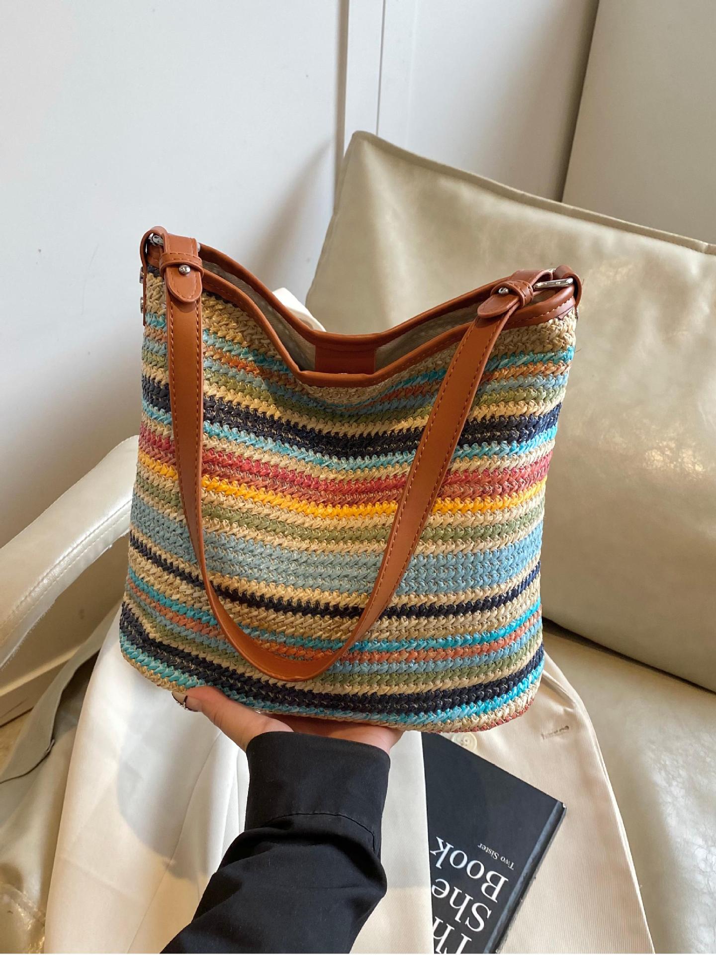 Bolso de cubo tejido arcoíris de estilo caliente de verano 2025 nuevo bolso de playa estilo vacaciones junto al mar bolso de hombro de axila de todo fósforo
