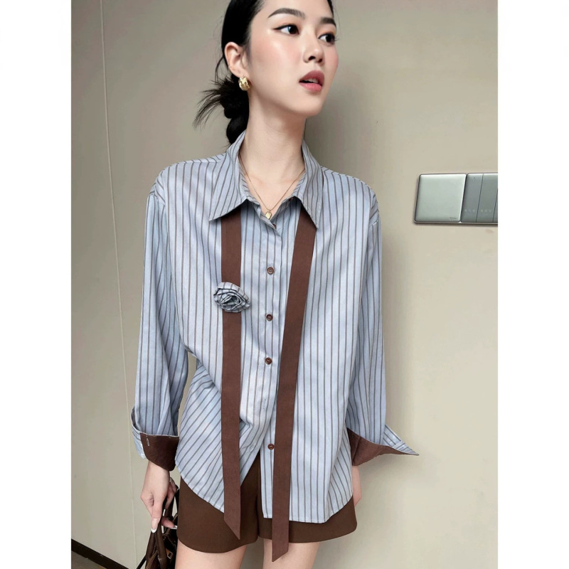 2026 Spring/Summer new collection: pink striped shirt for women, featuring a unique design with three-dimensional floral embellishments and flowing ribbons, in a loose, long-sleeved style 2026 Spring/Summer new collection: pink striped shirt for women, featuring a unique design with three-dimensional floral embellishments and flowing ribbons, in a loose, long-sleeved style