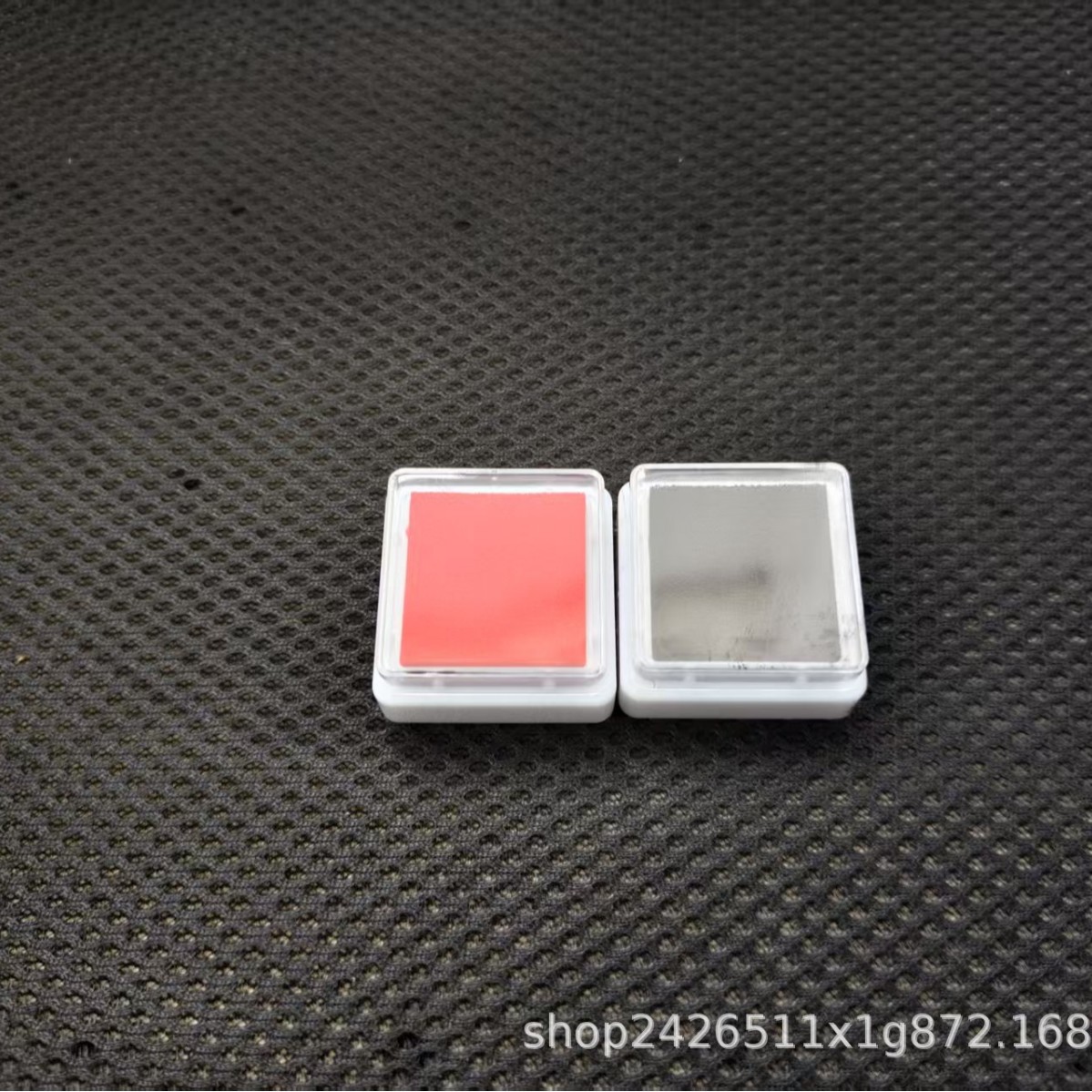 빨간색과 검은색 잉크 패드 세트