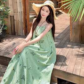 法式绿色条纹吊带连衣裙子女夏季2026新款海边度假高级感宽松长裙