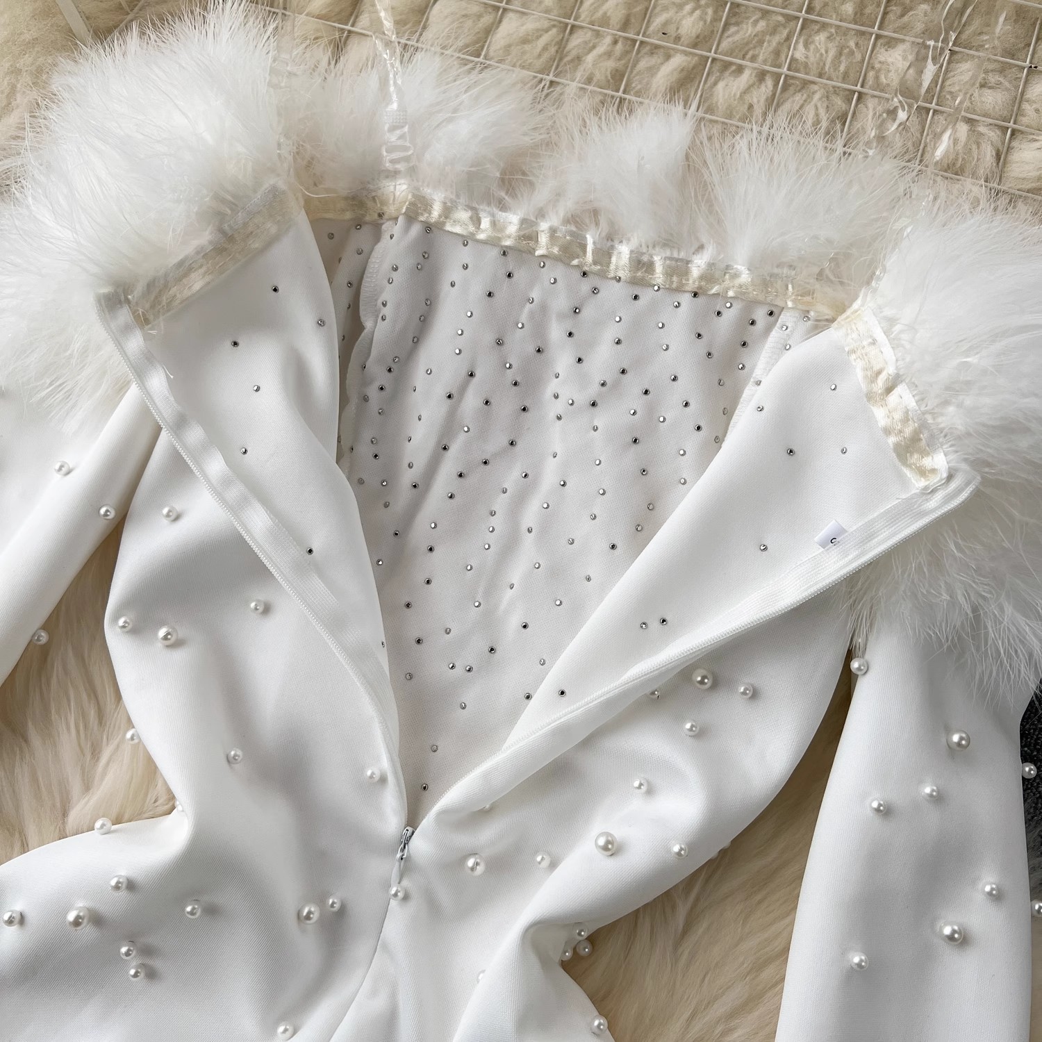 Abito donna con perline e dettagli in pelliccia stile da cerimonia_voghion.com