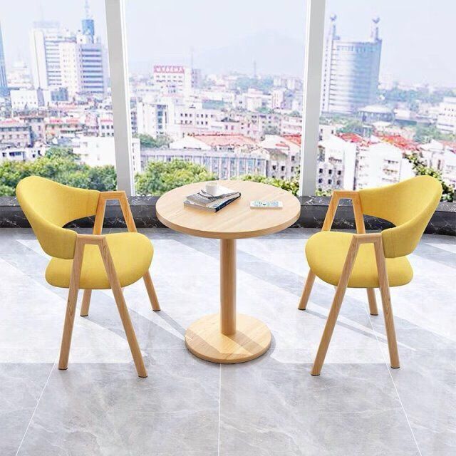 노란색 천 60개 원형 테이블과 의자 2개