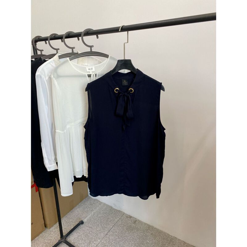 Small V-neck smooth and neat straight cut solid color sleeveless ribbon shirt