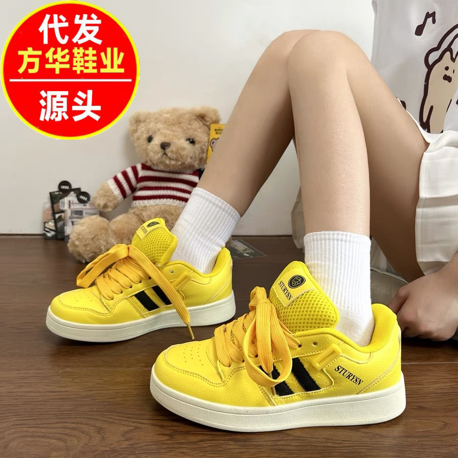 2026 primavera y otoño nuevos zapatos casuales transpirables con suela gruesa aumentada zapatos de pan de estudiantes zapatos deportivos blancos pequeños