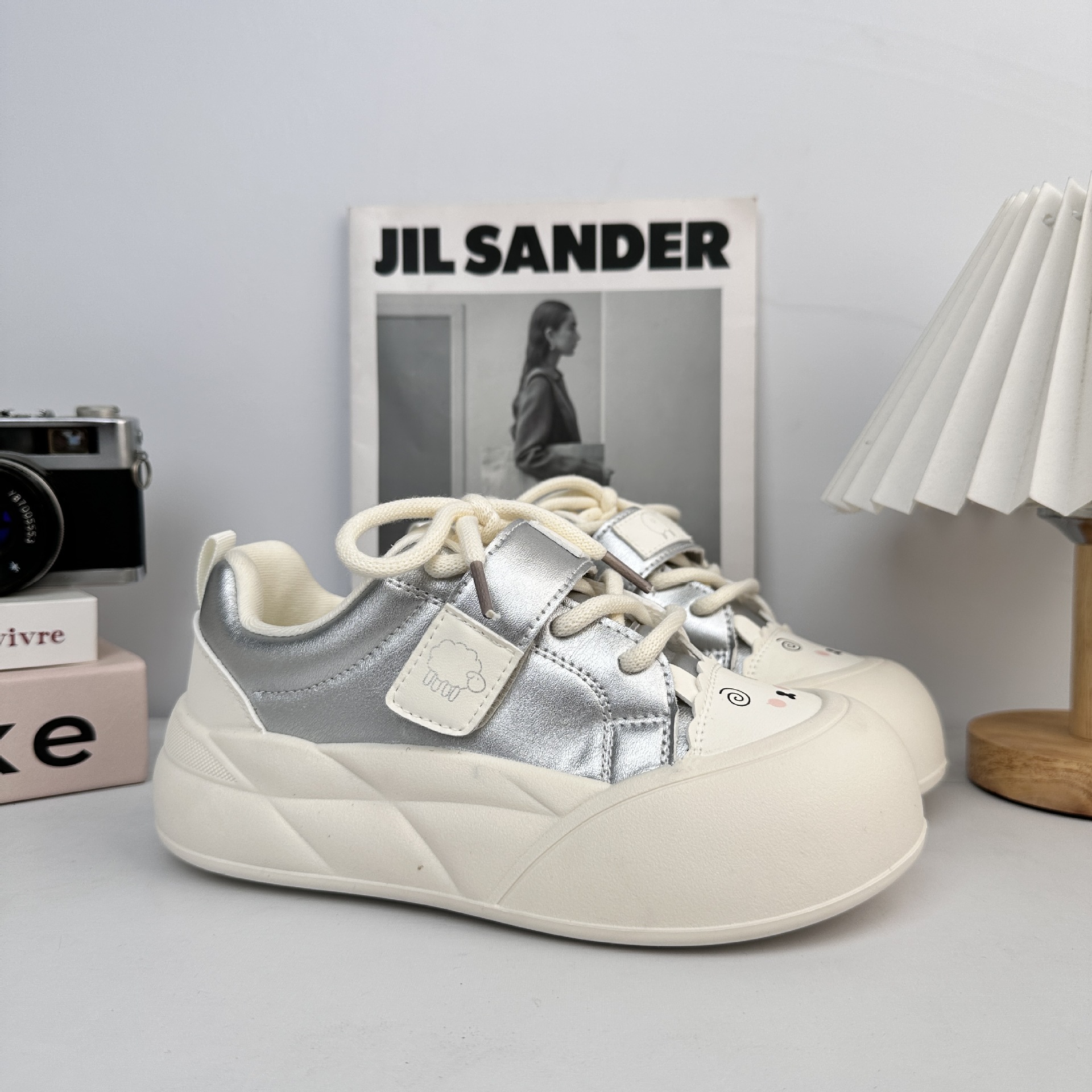 Zapatos de suela gruesa de larga onda para mujeres 2025 nuevos zapatos de nicho no chocan con zapatos blancos de primavera y otoño.