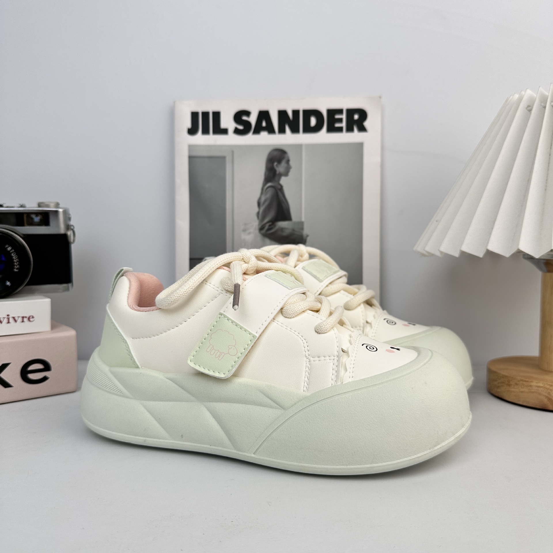 Zapatos de suela gruesa de larga onda para mujeres 2025 nuevos zapatos de nicho no chocan con zapatos blancos de primavera y otoño.