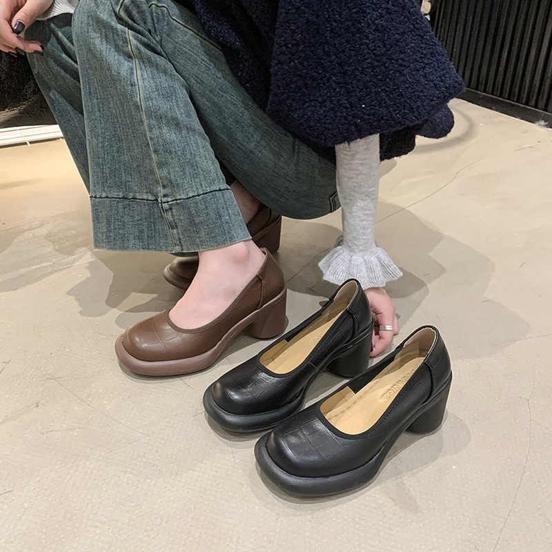 Retro autumn shoes made of soft leather low-cut