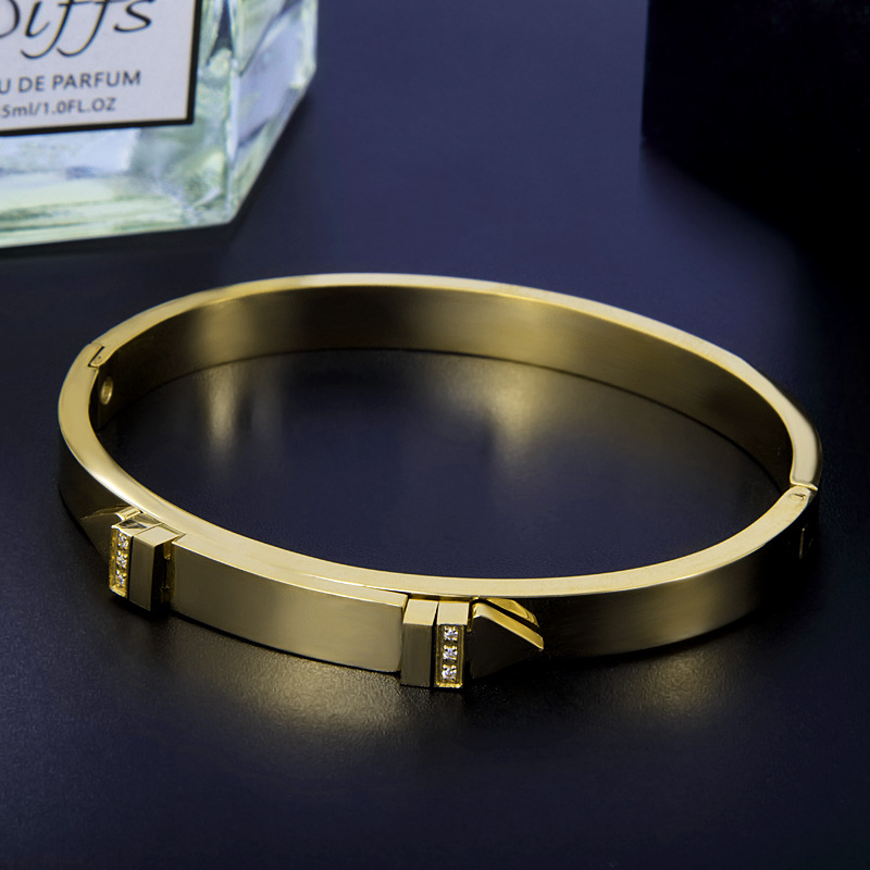 304 Stainless Steel Material Geometric, Heart Shape Pattern PVD Coated Real Gold Plated Geometric Heart Shape Stainless Steel Elegant Waterproof Non Tarnish Bangle