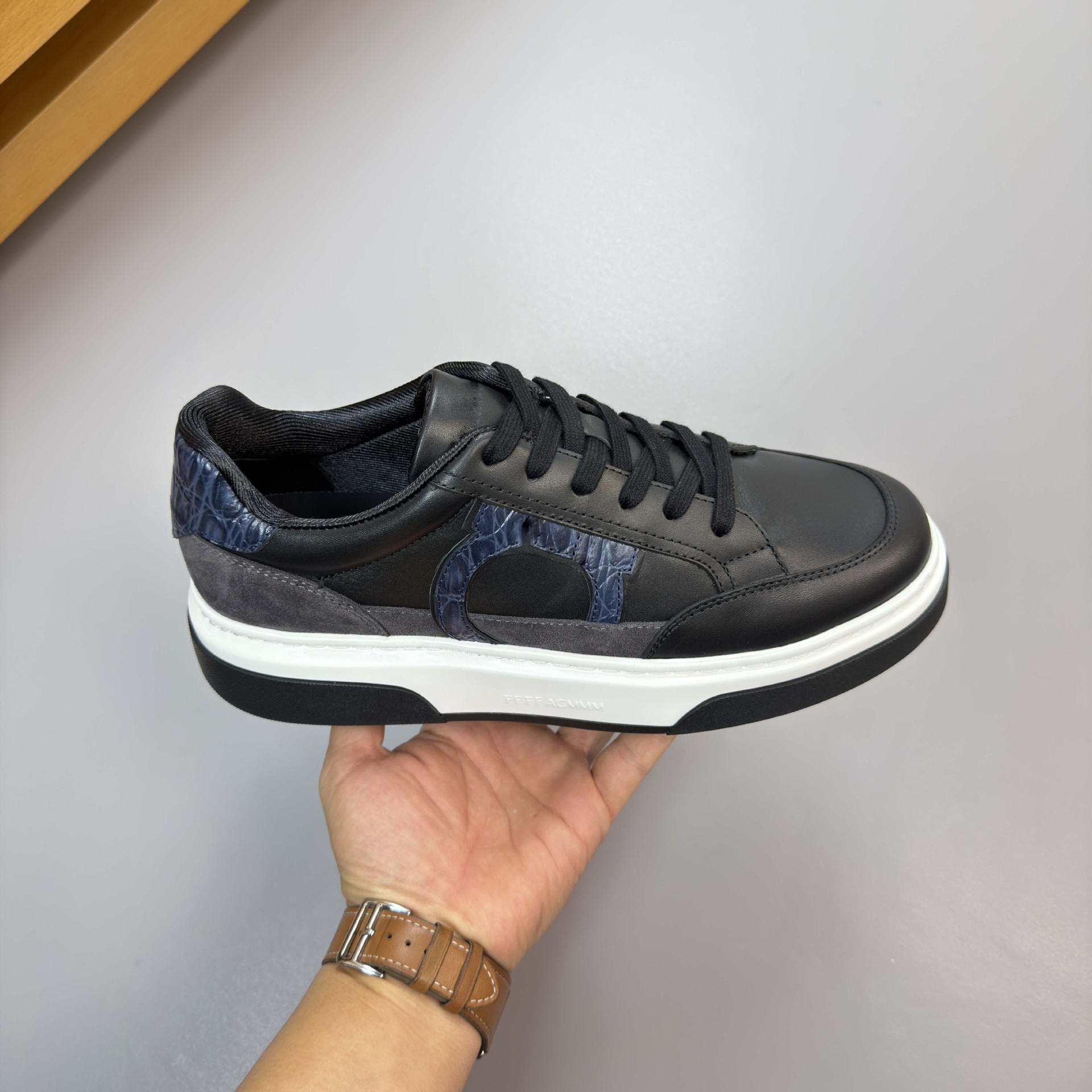 Estación europea clásica de cuero de vaca de hombre color deportivo pequeño zapato blanco cordón casual zapato de skate plano de altura baja moda versátil