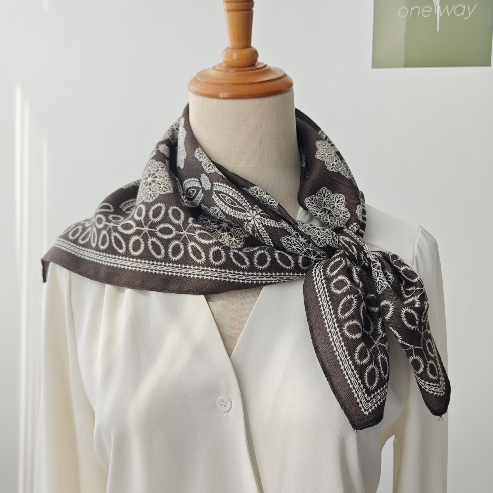 Color frío color café geométrico 68 decoración de bufanda cuadrada pequeña con camisa bufanda de seda de cintura para mujer bufanda de cuello de aire acondicionado de primavera y verano