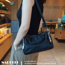 包包女2026春夏新款牛津布轻便单肩斜挎包横款桶形枕头包出行手提
