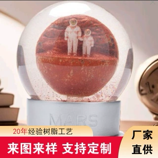 定制新款火星宇航员水晶球八音盒雪花球桌面小摆件树脂工艺品摆件