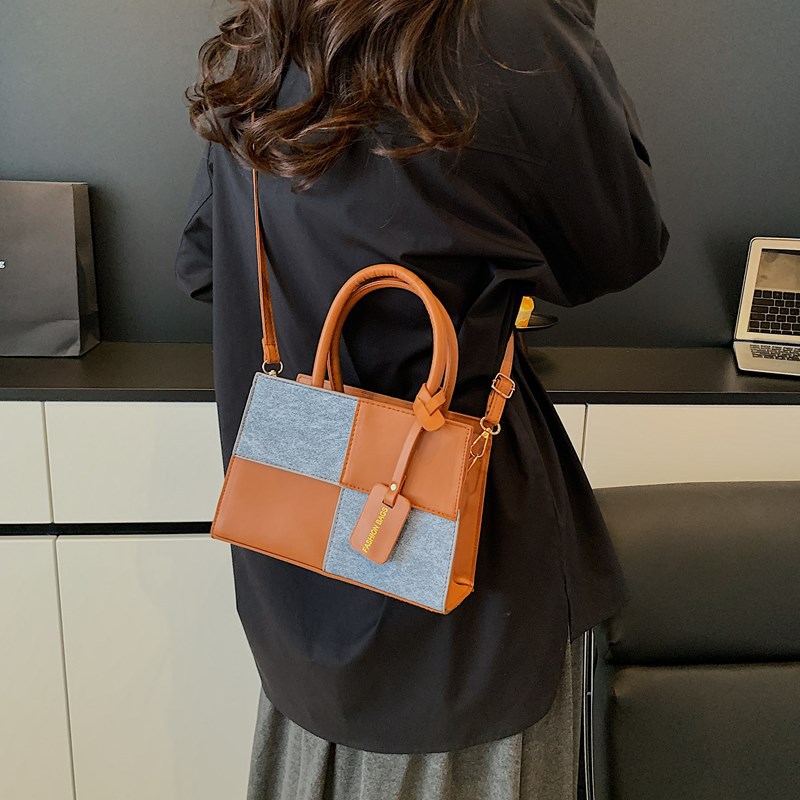 Bolso de hombro con diseño de costura de color en contraste nuevo estilo de primavera y verano 2025 estilo ins bolso cuadrado pequeño bolso de viaje de moda mujer