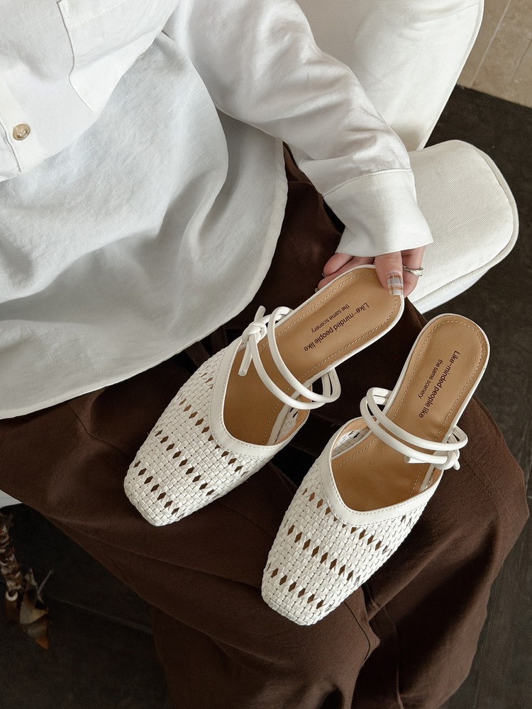 Dép sandal nữ da cừu mũi vuông gót thấp quai chữ V phối màu — màu nâu, Màu cà phê đậm, màu trắng ngà chi tiết 18