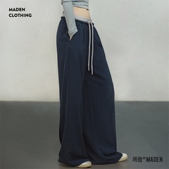 馬登アメリカ式のひもが腰を緩めています。ゆったりしていて、痩せています。