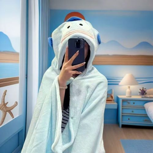 Summer lunch break blanket Hanton ugly fish big-head fish anime cape flannel small buried cape Hatsune future air-conditioning blanket