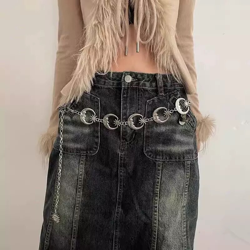 蝶の金属の腰のチェーンの女性は腰を収めてやせています。|undefined