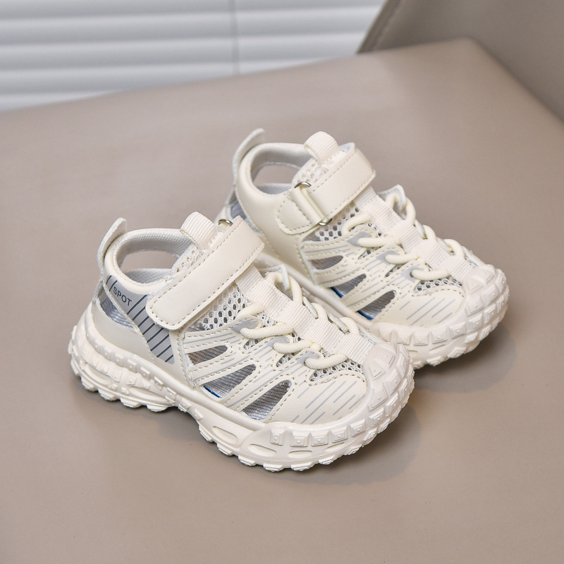 Sandalias deportivas al aire libre para niños 2025 verano nuevo estilo sandalias Baotou antideslizantes y transpirables zapatos de malla única para niñas suela suave