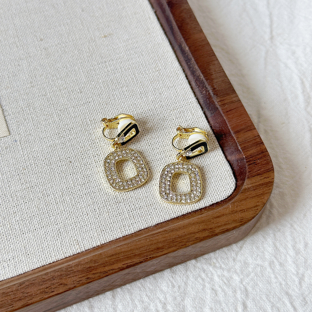 Versión coreana del temperamento de camelia, sin orejas perforadas, pinza para la oreja, flor de perla, tablero de ajedrez, pinza para la oreja triangular con diamantes, pendientes de nicho para mujeres