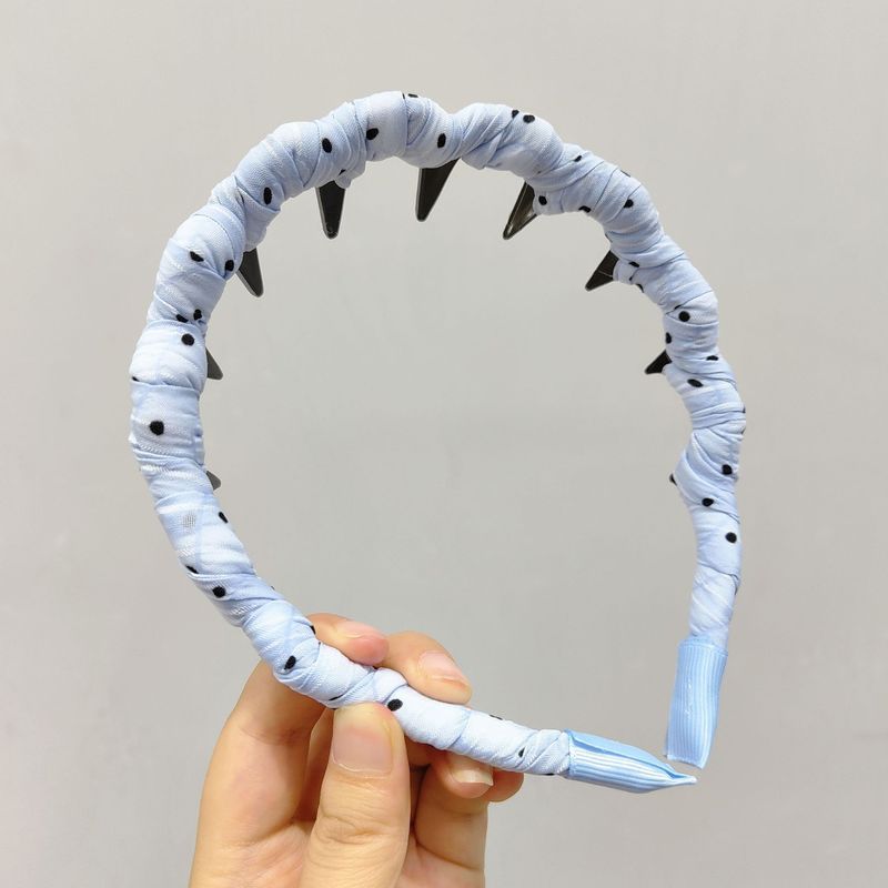 歯のカチューシャを持っています。|undefined