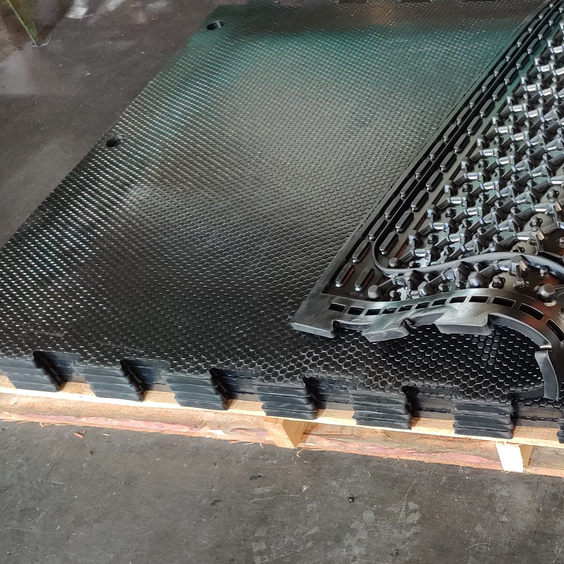 蜂窝型橡胶牛床垫 耐磨防寒牛棚垫  牛栏垫 云程