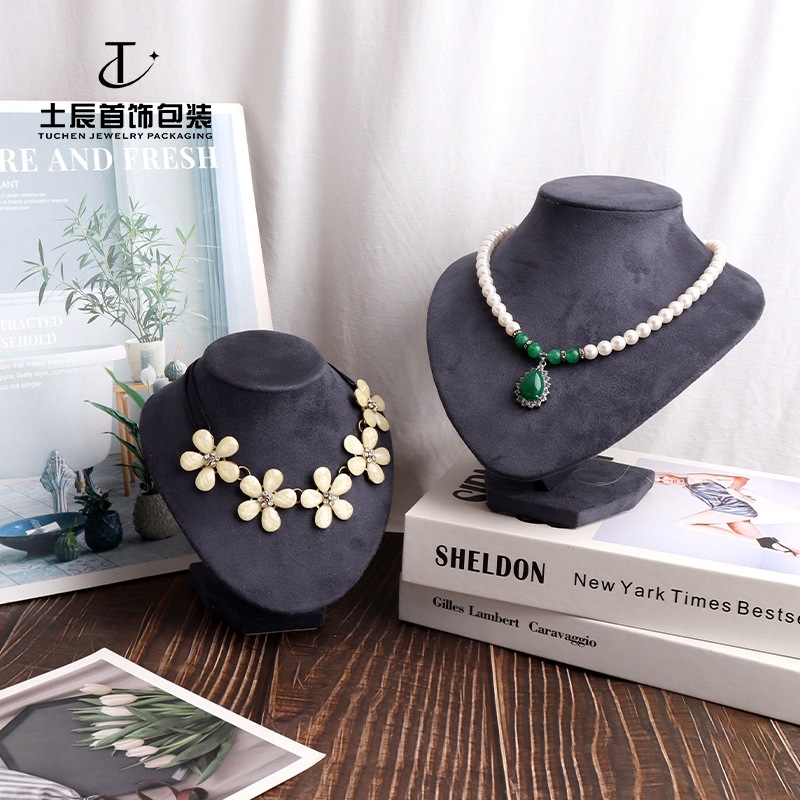 El Colgante del collar en el mostrador del estante de exhibición de joyas contiene accesorios, terciopelo, cuello de melocotón, el estante de exhibición es pequeño y grande. image 1