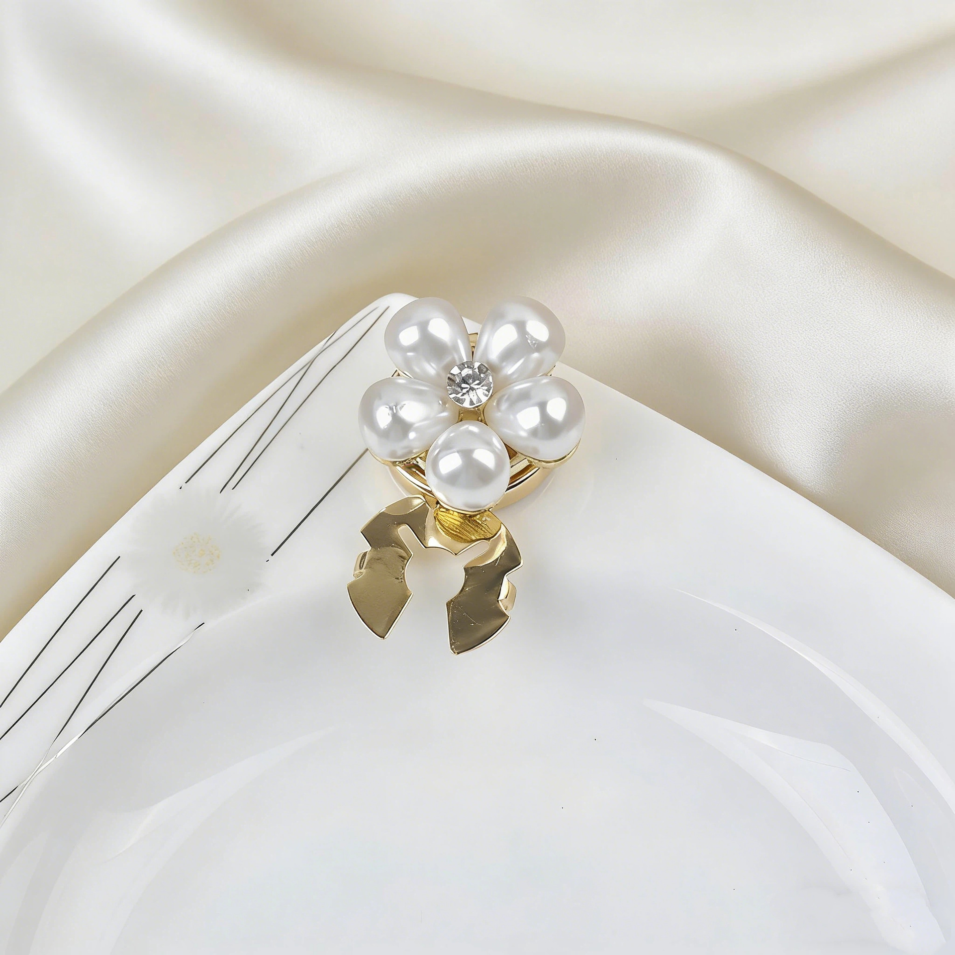 Cross-border Hot Selling Clothes Corner Knot Buckle Simple Five-pointed Star Waist Buckle Shirt T-shirt Clip Chanel Style Clothing Accessories