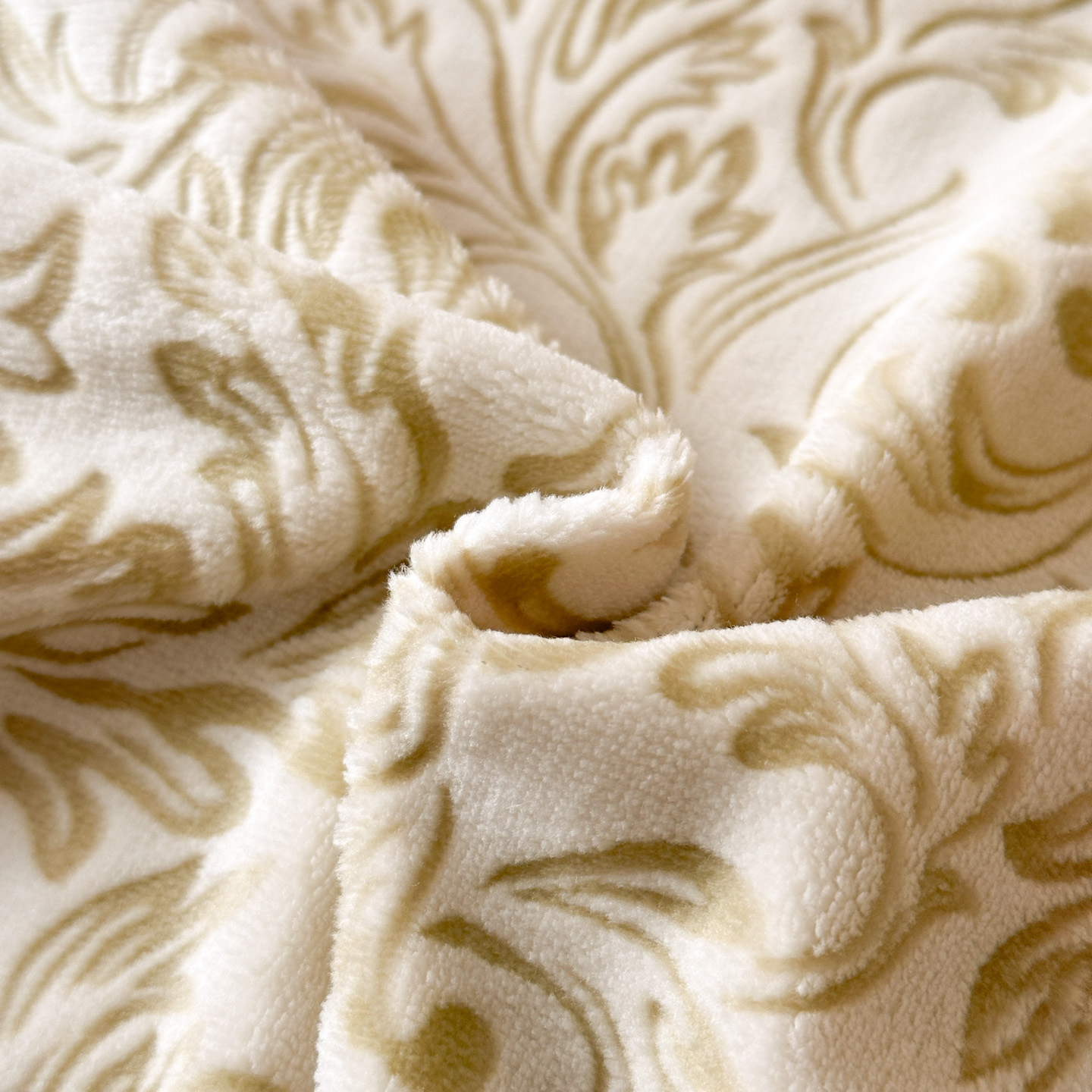 Bola de conejo francés tallado flores de leche de seda cama de cuatro piezas de invierno coral edredón sábanas de cama de tres piezas cálidas